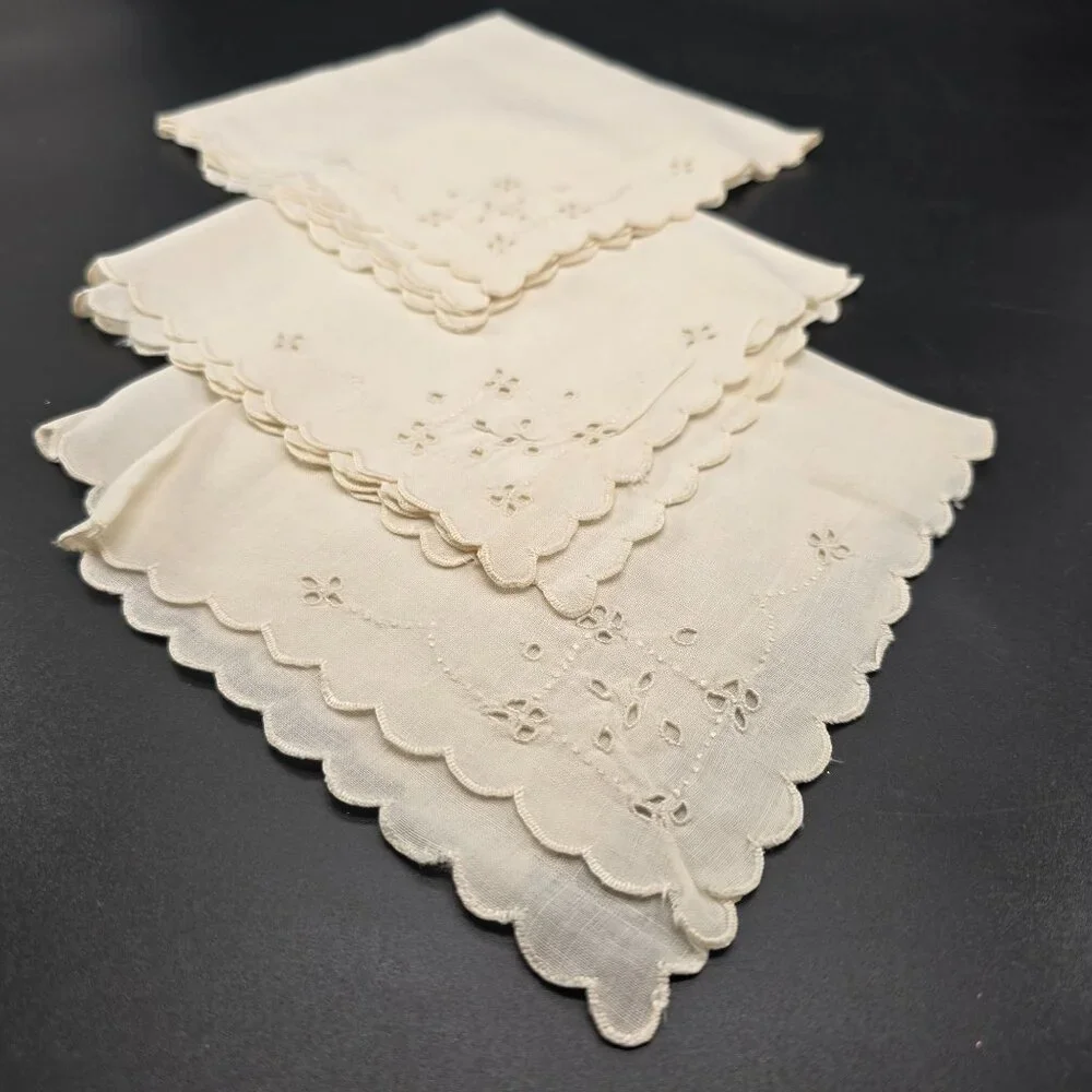 Vintage Cream Embroidered Linen Napkins With Scalloped Edges Set of 4 JJ3965